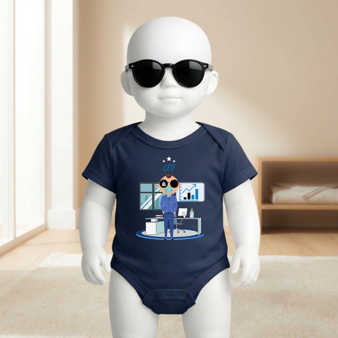 Baby Body navy blau für Jungs mit CEO- Motiv am Baby- Mannequin getragen, stylischer Babybody mit Business Look für kleine Draufgänger von der Baby- und Kindermarke TIMMY &amp; MIMMY