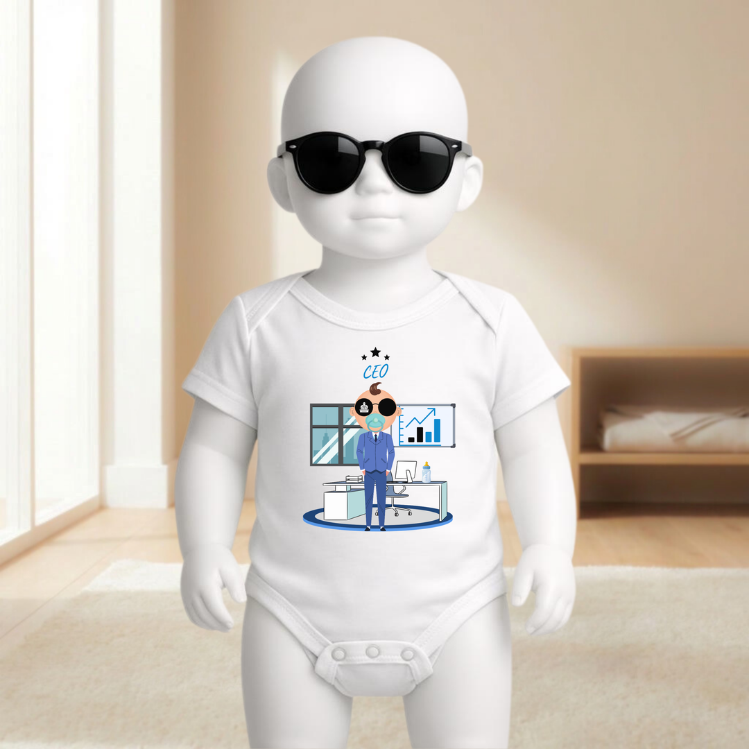 Baby Body weiß für Jungs mit CEO- Motiv am Baby- Mannequin getragen, stylischer Babybody mit Business Look für kleine Draufgänger von der Baby- und Kindermarke TIMMY &amp; MIMMY