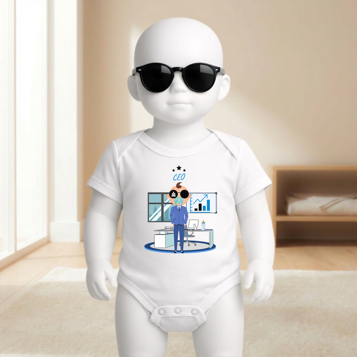 Baby Body weiß für Jungs mit CEO- Motiv am Baby- Mannequin getragen, stylischer Babybody mit Business Look für kleine Draufgänger von der Baby- und Kindermarke TIMMY &amp; MIMMY