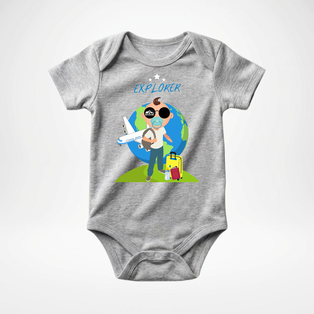 Hellgrauer Baby Body kurzarm für Jungs mit Explorer Motiv, cooler Babybody aus Baumwolle mit Entdecker- Design der Baby-&amp; Kleinkind- Marke TIMMY &amp; MIMMY