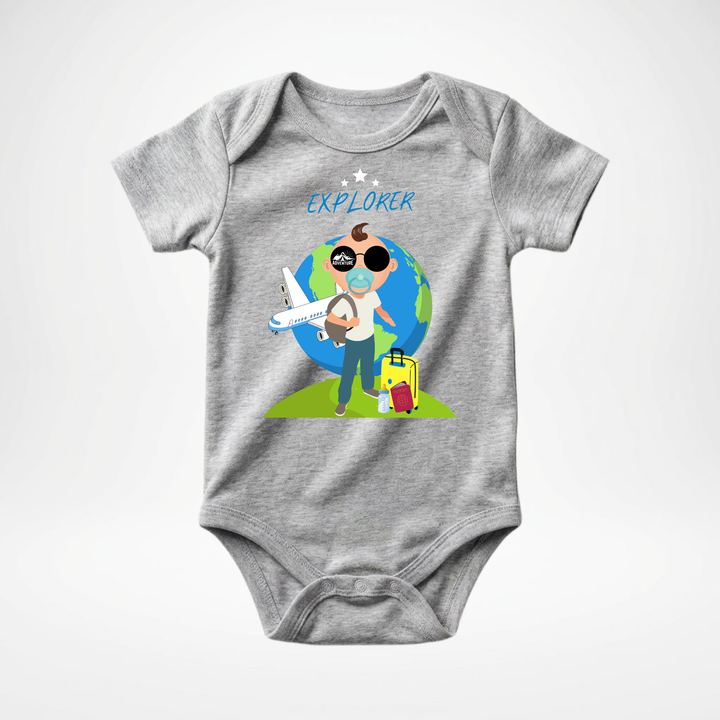 Hellgrauer Baby Body kurzarm für Jungs mit Explorer Motiv, cooler Babybody aus Baumwolle mit Entdecker- Design der Baby-&amp; Kleinkind- Marke TIMMY &amp; MIMMY