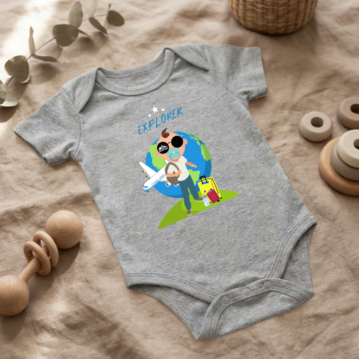 Hellgrauer Baby Body für Jungs mit Entdecker- Design im Flat Lay, Baby Kleidung mit Explorer- Motiv, Geschenkidee für Babys von der Baby und Kleinkind- Brand TIMMY &amp; MIMMY