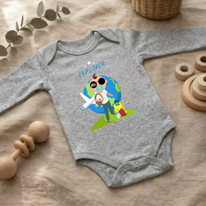 Hellgrauer Baby Body langarm für Jungs im Flat Lay mit Entdecker- Design, Baby Kleidung für Herbst und Winter mit Abenteuer- Motiv von TIMMY &amp; MIMMY