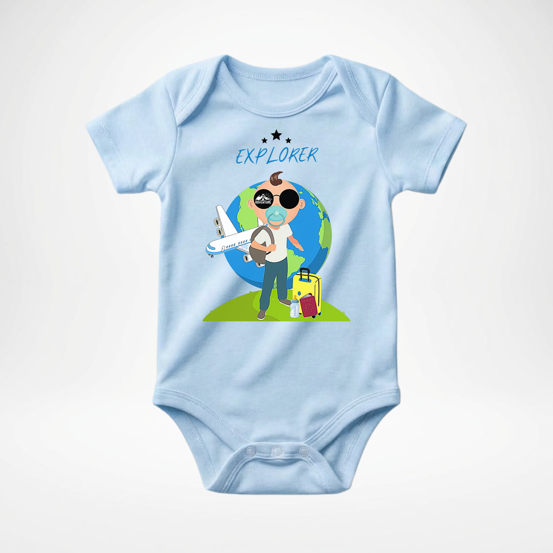 Hellblauer Baby Body kurzarm für Jungs mit Explorer Motiv, cooler Babybody aus Baumwolle mit Entdecker- Design der Baby-&amp; Kleinkind- Marke TIMMY &amp; MIMMY