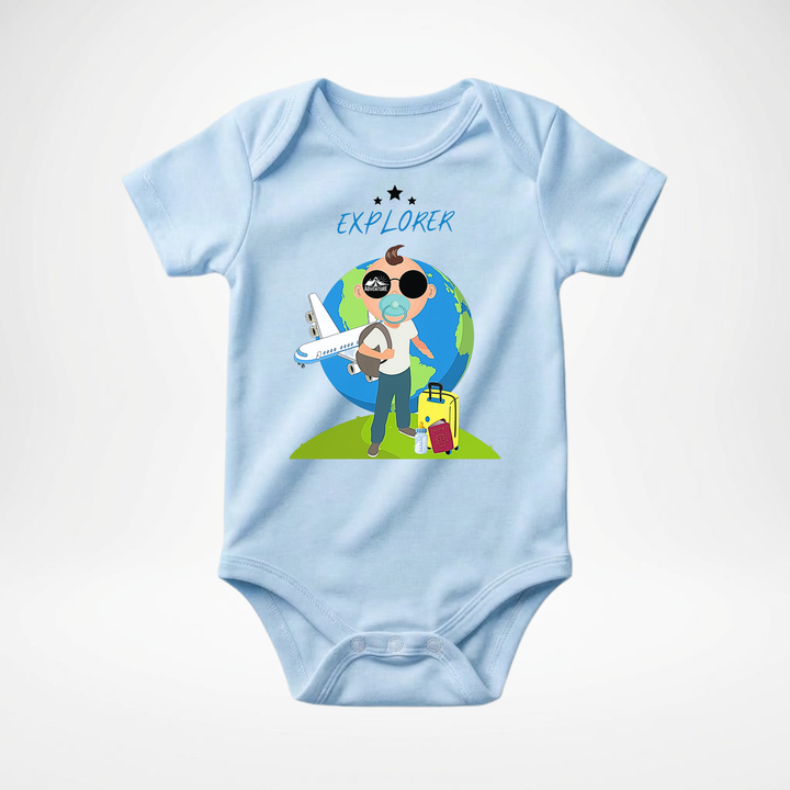 Hellblauer Baby Body kurzarm für Jungs mit Explorer Motiv, cooler Babybody aus Baumwolle mit Entdecker- Design der Baby-&amp; Kleinkind- Marke TIMMY &amp; MIMMY