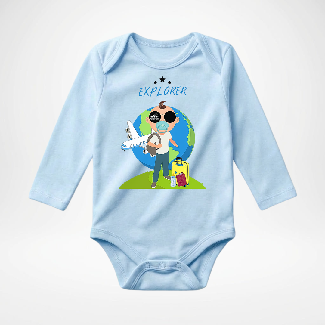 Hellblauer Baby Body langarm für Jungs mit Explorer- Motiv, hochwertiger Babybody aus Baumwolle mit Entdecker- Design von TIMMY &amp; MIMMY