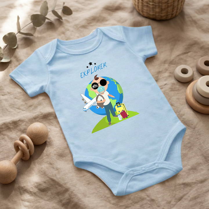 Hellblauer Baby Body für Jungs mit Entdecker- Design im Flat Lay, Baby Kleidung mit Explorer- Motiv, Geschenkidee für Babys von der Baby und Kleinkind- Brand TIMMY &amp; MIMMY