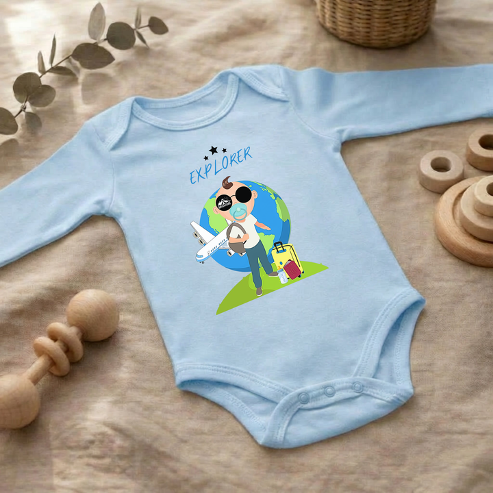 Hellblauer Baby Body langarm für Jungs im Flat Lay mit Entdecker- Design, Baby Kleidung für Herbst und Winter mit Abenteuer- Motiv von TIMMY &amp; MIMMY