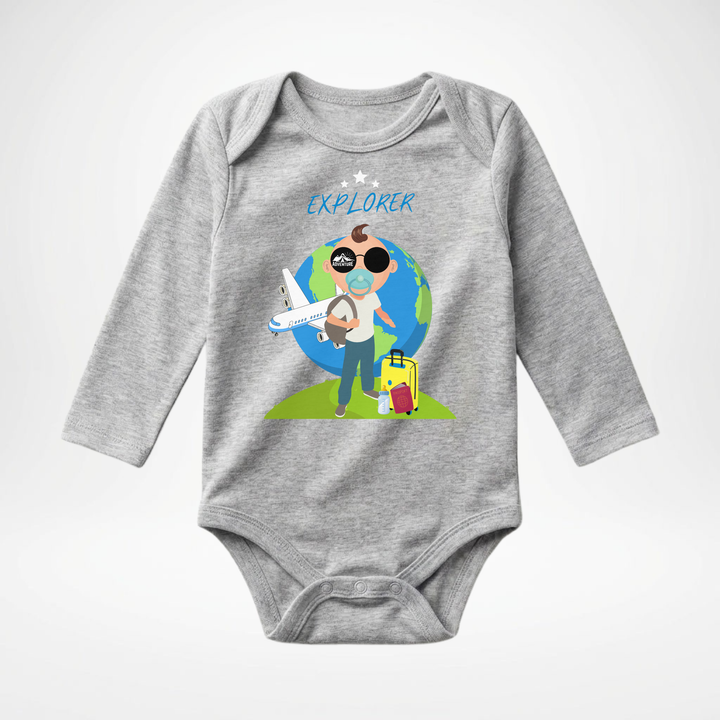 Hellgrauer Baby Body langarm für Jungs mit Explorer- Motiv, hochwertiger Babybody aus Baumwolle mit Entdecker- Design von TIMMY &amp; MIMMY