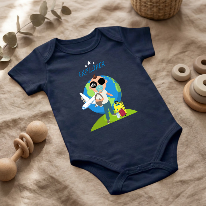 Navy blauer Baby Body für Jungs mit Entdecker- Design im Flat Lay, Baby Kleidung mit Explorer- Motiv, Geschenkidee für Babys von der Baby und Kleinkind- Brand TIMMY &amp; MIMMY