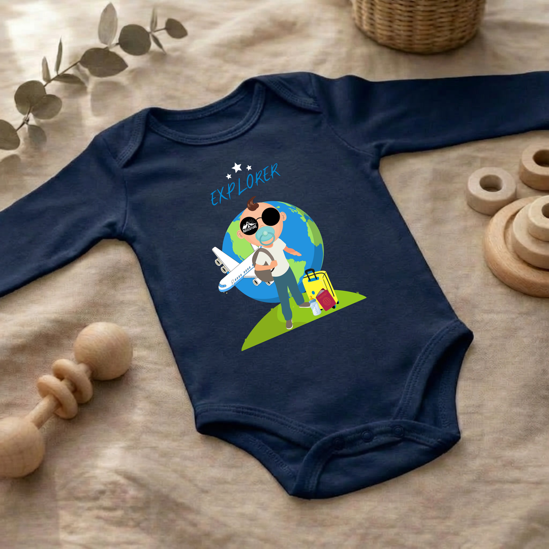 Navy blauer Baby Body langarm für Jungs im Flat Lay mit Entdecker- Design, Baby Kleidung für Herbst und Winter mit Abenteuer- Motiv von TIMMY &amp; MIMMY