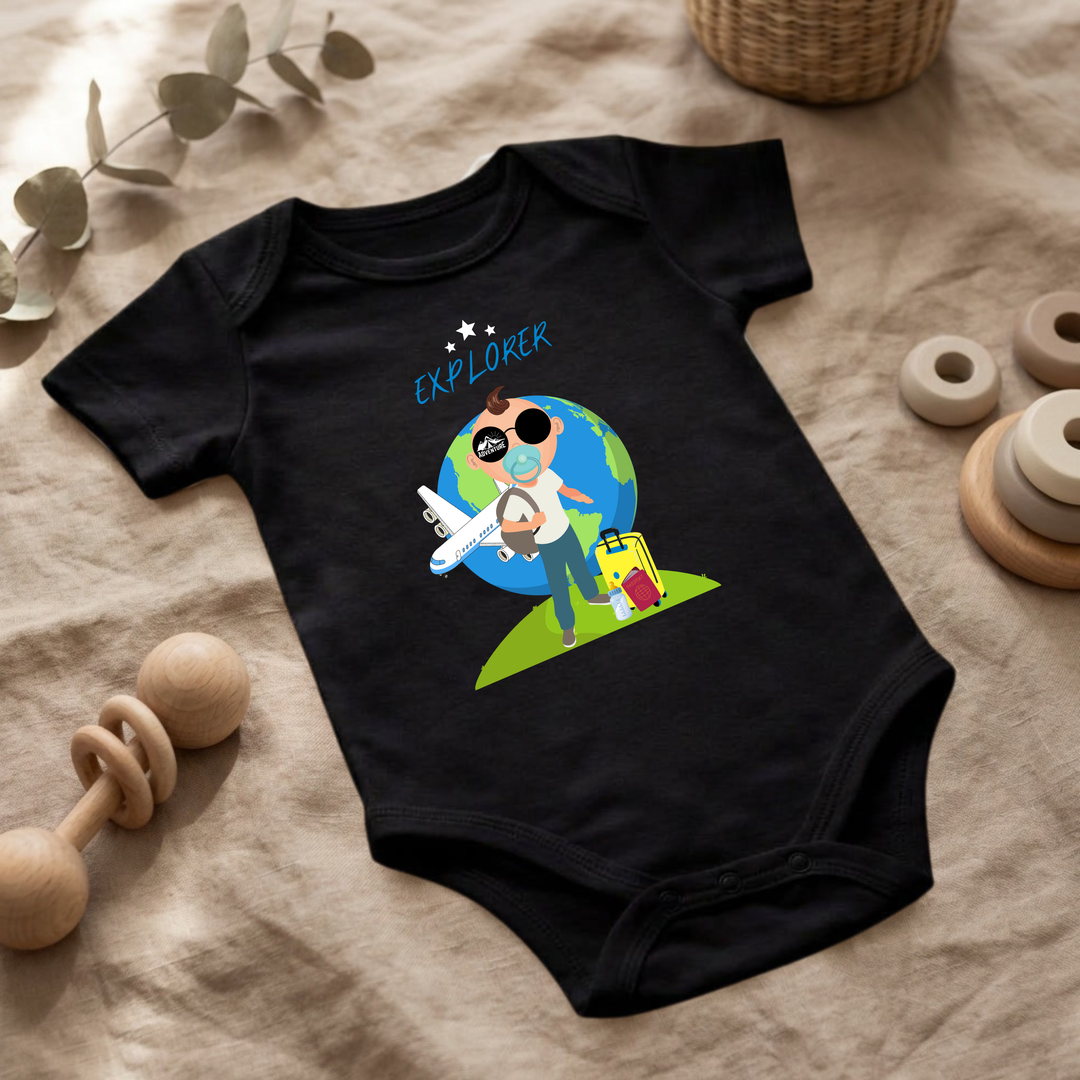 Schwarzer Baby Body für Jungs mit Entdecker- Design im Flat Lay, Baby Kleidung mit Explorer- Motiv, Geschenkidee für Babys von der Baby und Kleinkind- Brand TIMMY &amp; MIMMY