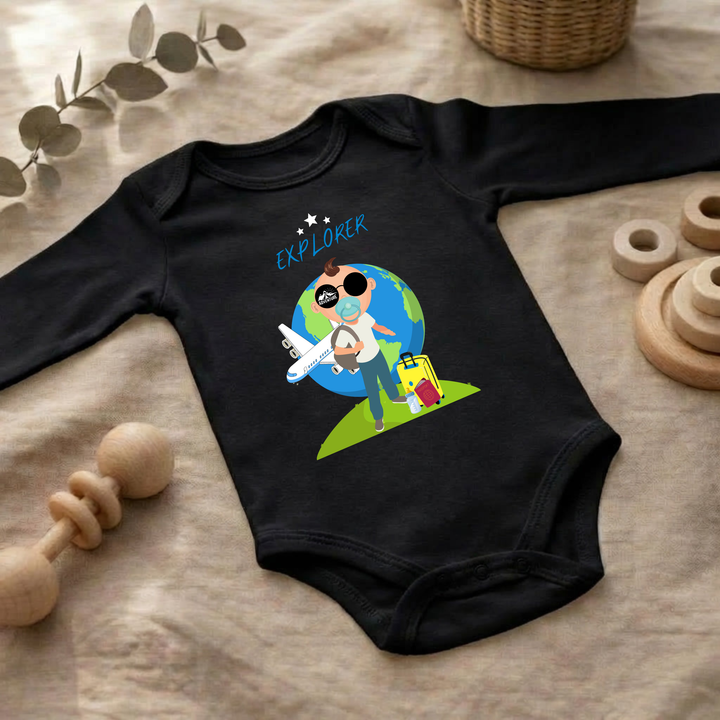 Schwarzer Baby Body langarm für Jungs im Flat Lay mit Entdecker- Design, Baby Kleidung für Herbst und Winter mit Abenteuer- Motiv von TIMMY &amp; MIMMY