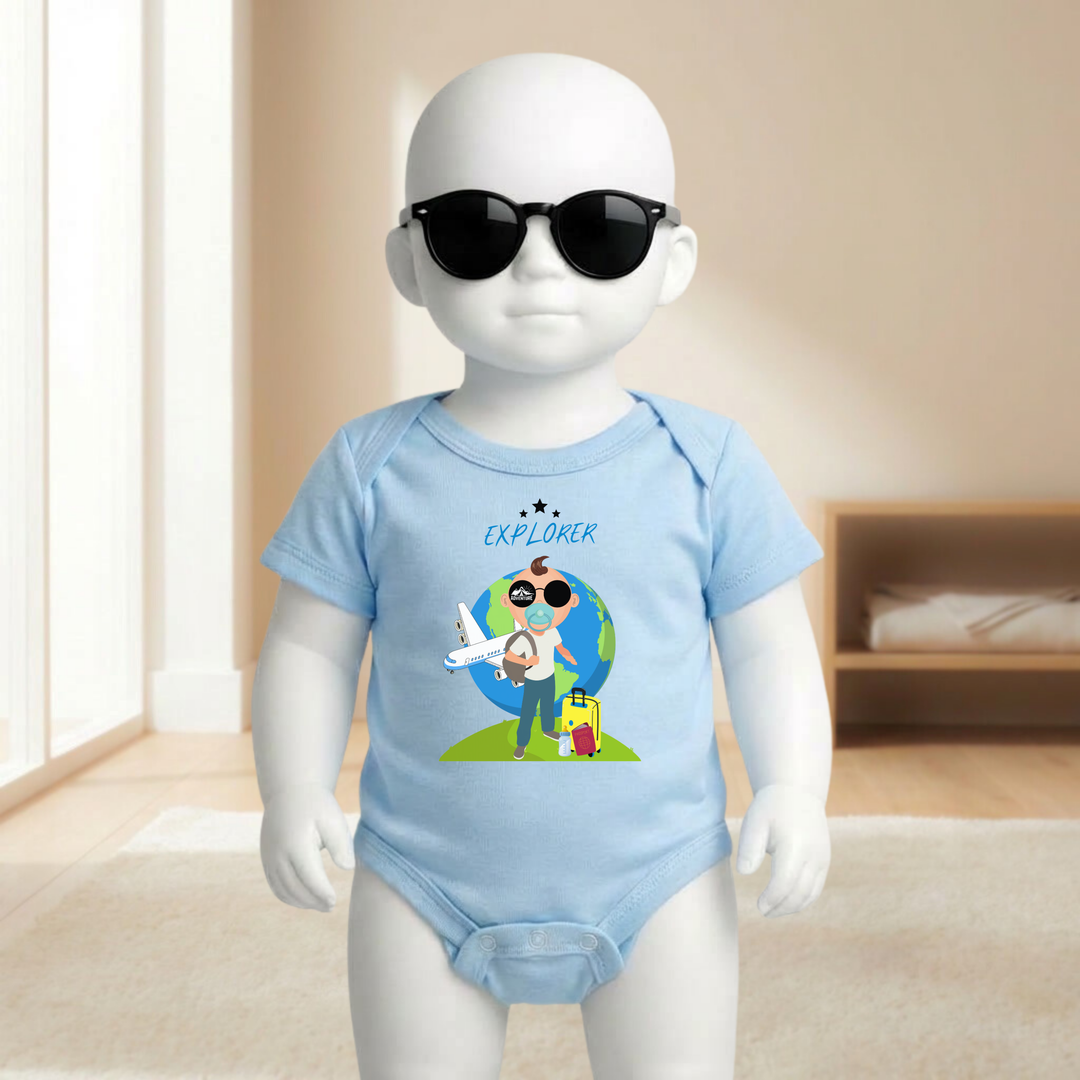 Baby Body hellblau für Jungs mit Explorer- Motiv am Baby- Mannequin getragen, stylischer Babybody mit Entdecker- Design für kleine Draufgänger von der Baby- und Kindermarke TIMMY &amp; MIMMY