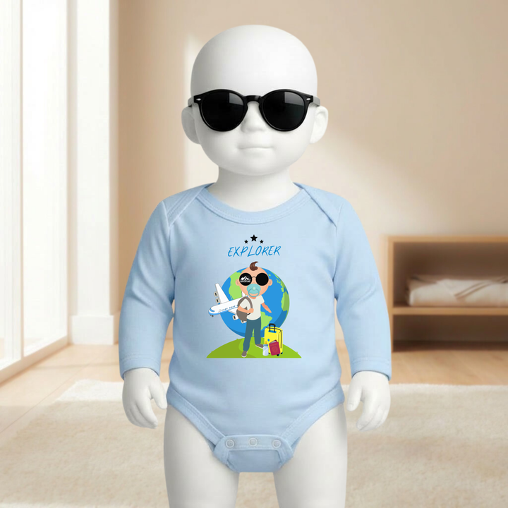 Baby Body hellblau langarm für Jungs mit Explorer- Motiv am Mannequin getragen, stylischer Babybody mit Entdecker- Design für kleine Abenteurer von TIMMY &amp; MIMMY