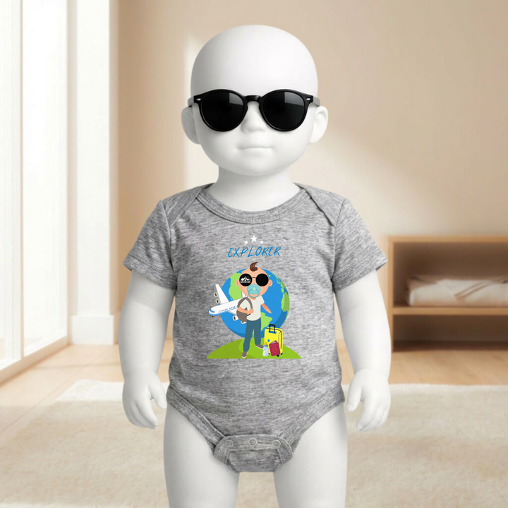 Baby Body hellgrau für Jungs mit Explorer- Motiv am Baby- Mannequin getragen, stylischer Babybody mit Entdecker- Design für kleine Draufgänger von der Baby- und Kindermarke TIMMY &amp; MIMMY