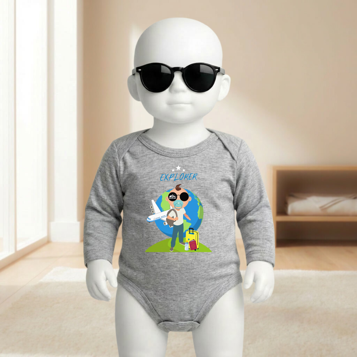 Baby Body hellgrau langarm für Jungs mit Explorer- Motiv am Mannequin getragen, stylischer Babybody mit Entdecker- Design für kleine Abenteurer von TIMMY &amp; MIMMY
