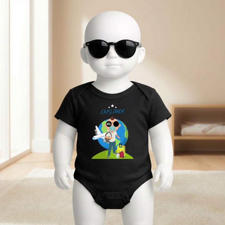 Baby Body schwarz für Jungs mit Explorer- Motiv am Baby- Mannequin getragen, stylischer Babybody mit Entdecker- Design für kleine Draufgänger von der Baby- und Kindermarke TIMMY &amp; MIMMY