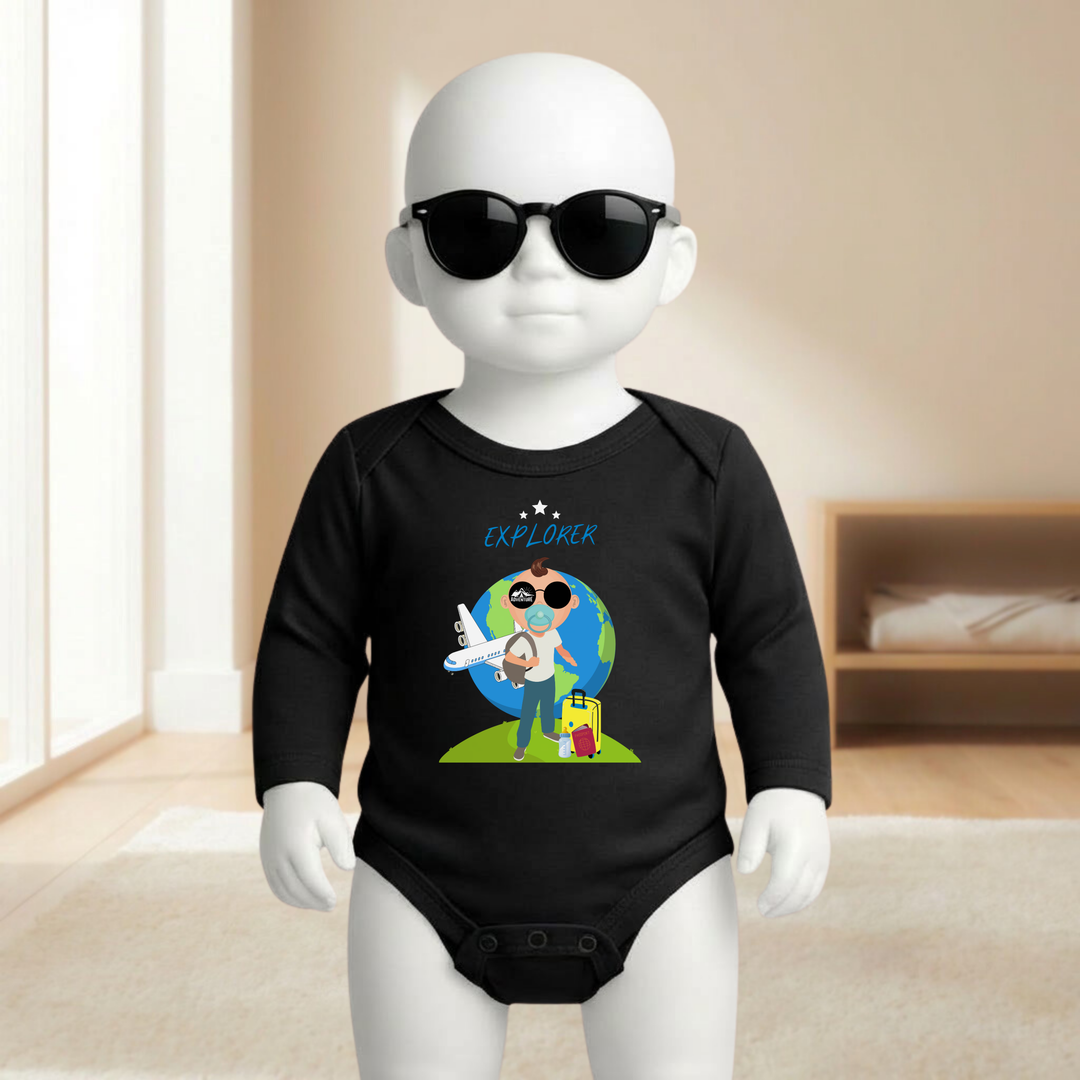 Baby Body schwarz langarm für Jungs mit Explorer- Motiv am Mannequin getragen, stylischer Babybody mit Entdecker- Design für kleine Abenteurer von TIMMY &amp; MIMMY