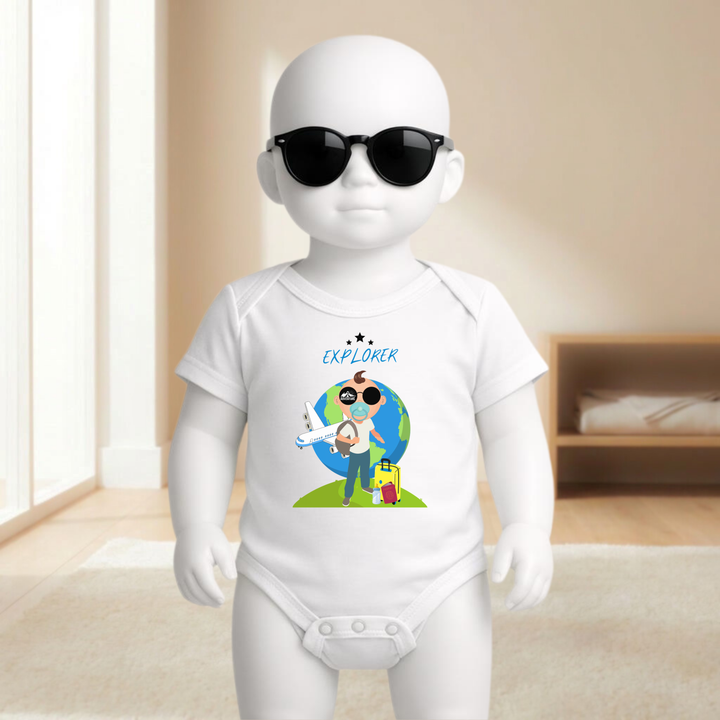 Baby Body weiß für Jungs mit Explorer- Motiv am Baby- Mannequin getragen, stylischer Babybody mit Entdecker- Design für kleine Draufgänger von der Baby- und Kindermarke TIMMY &amp; MIMMY