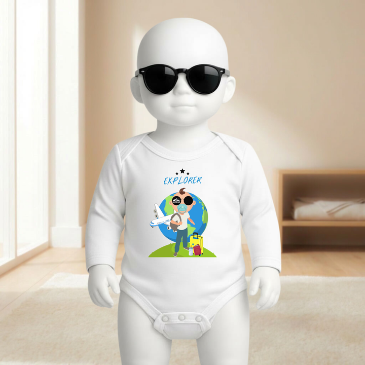 Baby Body weiß langarm für Jungs mit Explorer- Motiv am Mannequin getragen, stylischer Babybody mit Entdecker- Design für kleine Abenteurer von TIMMY &amp; MIMMY