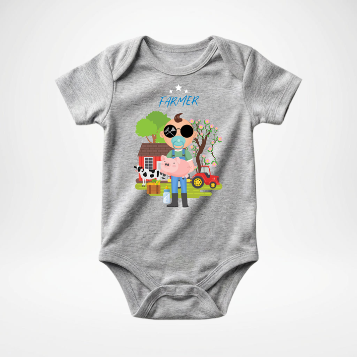 Hellgrauer Baby Body kurzarm für Jungs mit Farmer- Motiv, cooler Babybody aus Baumwolle mit Bauernhof- Design der Baby-&amp; Kleinkind- Marke TIMMY &amp; MIMMY