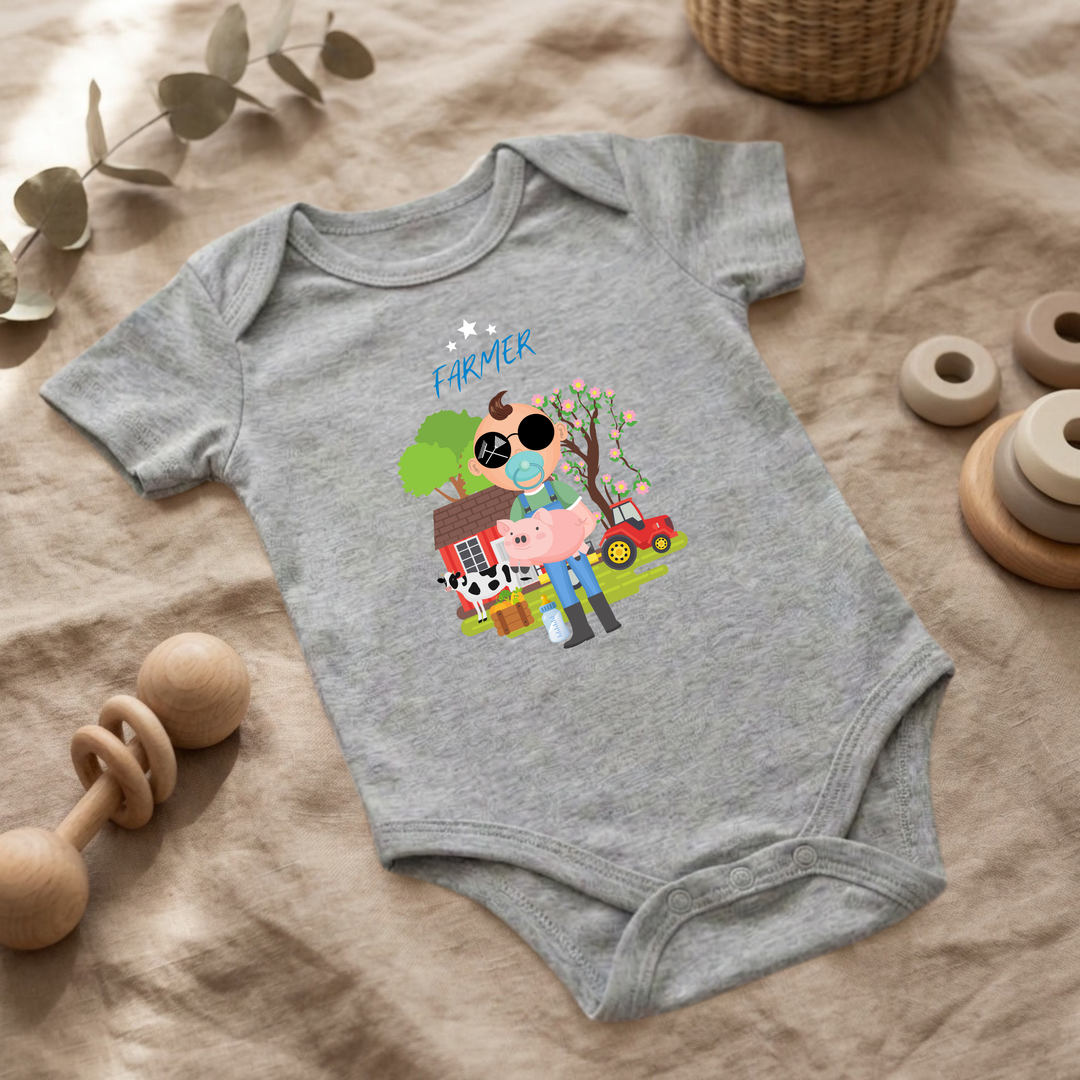 Hellgrauer Baby Body für Jungs mit Bauernhof- Design im Flat Lay, Baby Kleidung mit Farmer- Motiv, Geschenkidee für Babys von der Baby und Kleinkind- Brand TIMMY &amp; MIMMY
