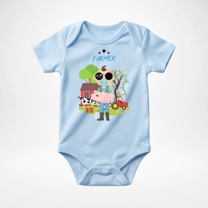 Hellblauer Baby Body kurzarm für Jungs mit Farmer- Motiv, cooler Babybody aus Baumwolle mit Bauernhof- Design der Baby-&amp; Kleinkind- Marke TIMMY &amp; MIMMY