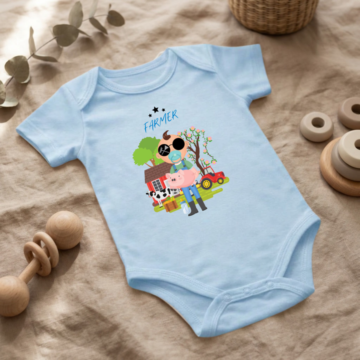 Hellblauer Baby Body für Jungs mit Bauernhof- Design im Flat Lay, Baby Kleidung mit Farmer- Motiv, Geschenkidee für Babys von der Baby und Kleinkind- Brand TIMMY &amp; MIMMY
