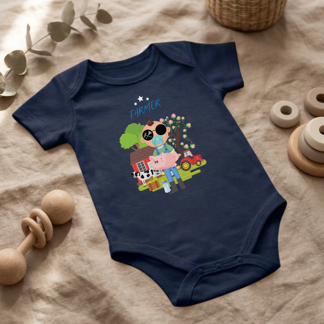 Navy blauer Baby Body für Jungs mit Bauernhof- Design im Flat Lay, Baby Kleidung mit Farmer- Motiv, Geschenkidee für Babys von der Baby und Kleinkind- Brand TIMMY &amp; MIMMY