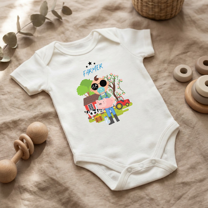 Weißer Baby Body für Jungs mit Bauernhof- Design im Flat Lay, Baby Kleidung mit Farmer- Motiv, Geschenkidee für Babys von der Baby und Kleinkind- Brand TIMMY &amp; MIMMY