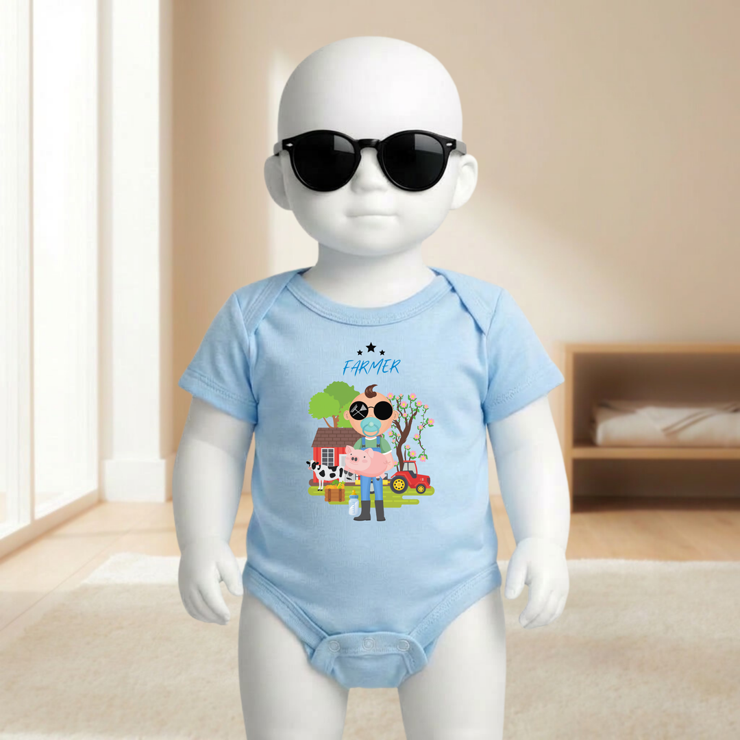 Baby Body hellblau für Jungs mit Bauernhof- Motiv am Baby- Mannequin getragen, stylischer Babybody mit Farmer- Look für kleine Draufgänger von der Baby- und Kindermarke TIMMY &amp; MIMMY