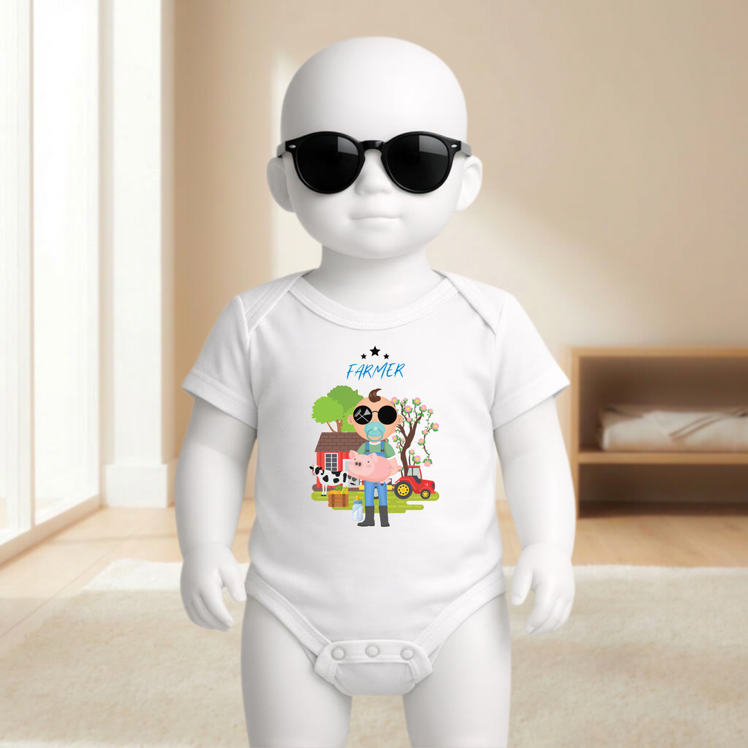 Baby Body weiß für Jungs mit Bauernhof- Motiv am Baby- Mannequin getragen, stylischer Babybody mit Farmer- Look für kleine Draufgänger von der Baby- und Kindermarke TIMMY &amp; MIMMY