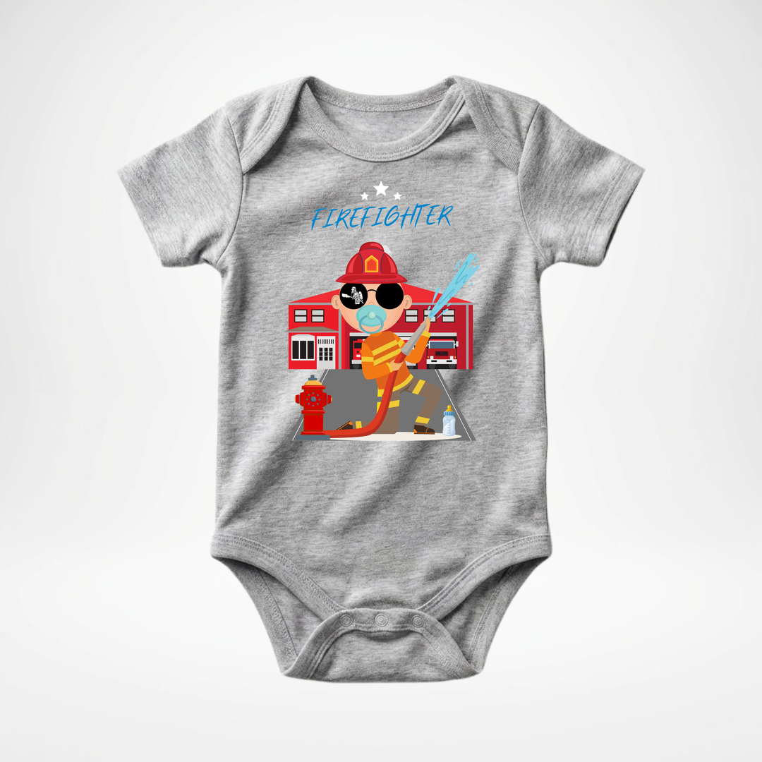 Hellgrauer Baby Body kurzarm für Jungs mit Feuerwehr- Motiv, cooler Babybody aus Baumwolle mit Firefighter- Design der Baby-&amp; Kleinkind- Marke TIMMY &amp; MIMMY