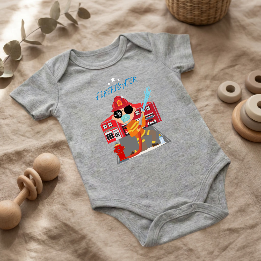 Hellgrauer Baby Body für Jungs mit Feuerwehr- Design im Flat Lay, Baby Kleidung mit Firefighter- Motiv, Geschenkidee für Babys von der Baby und Kleinkind- Brand TIMMY &amp; MIMMY