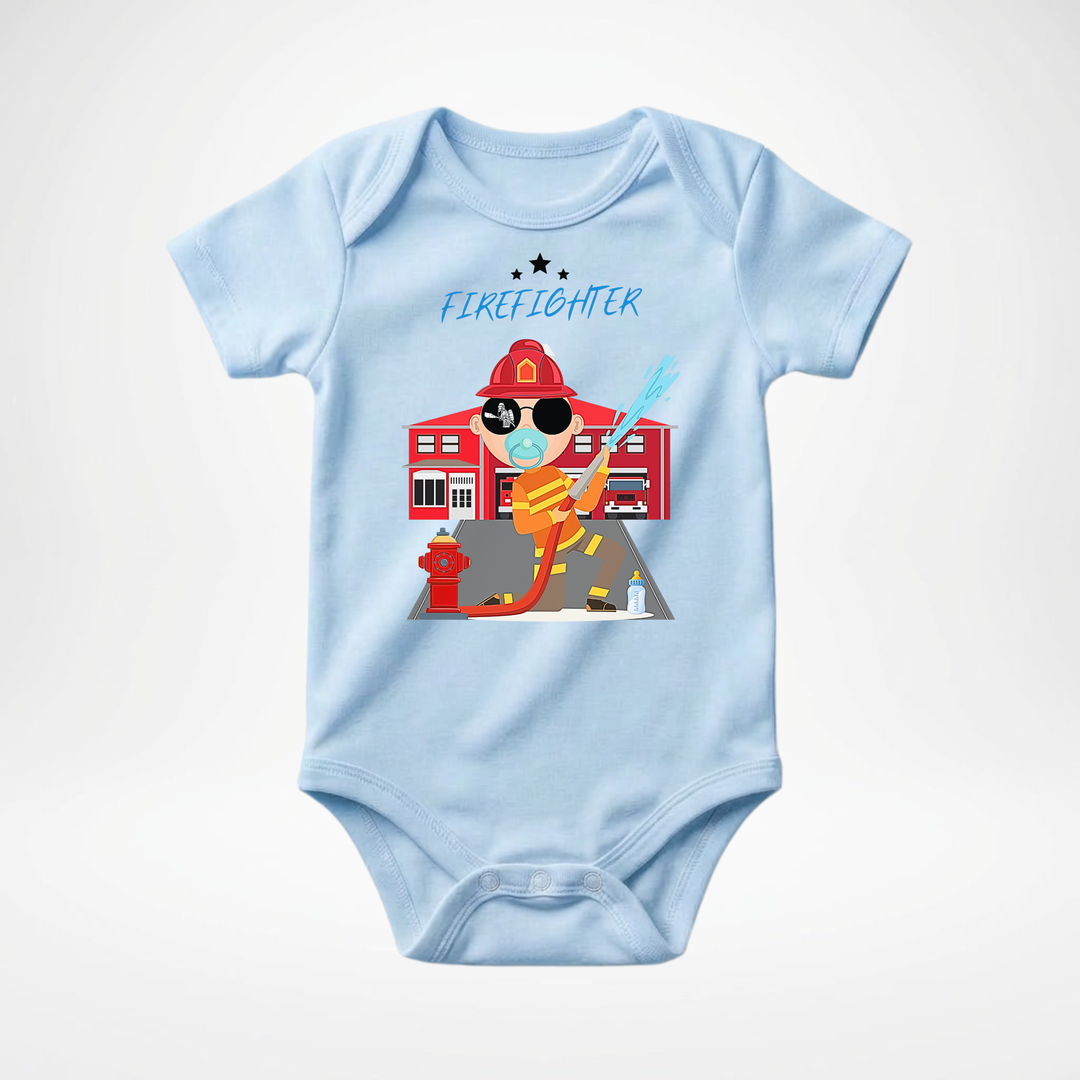 Hellblauer Baby Body kurzarm für Jungs mit Feuerwehr- Motiv, cooler Babybody aus Baumwolle mit Firefighter- Design der Baby-&amp; Kleinkind- Marke TIMMY &amp; MIMMY