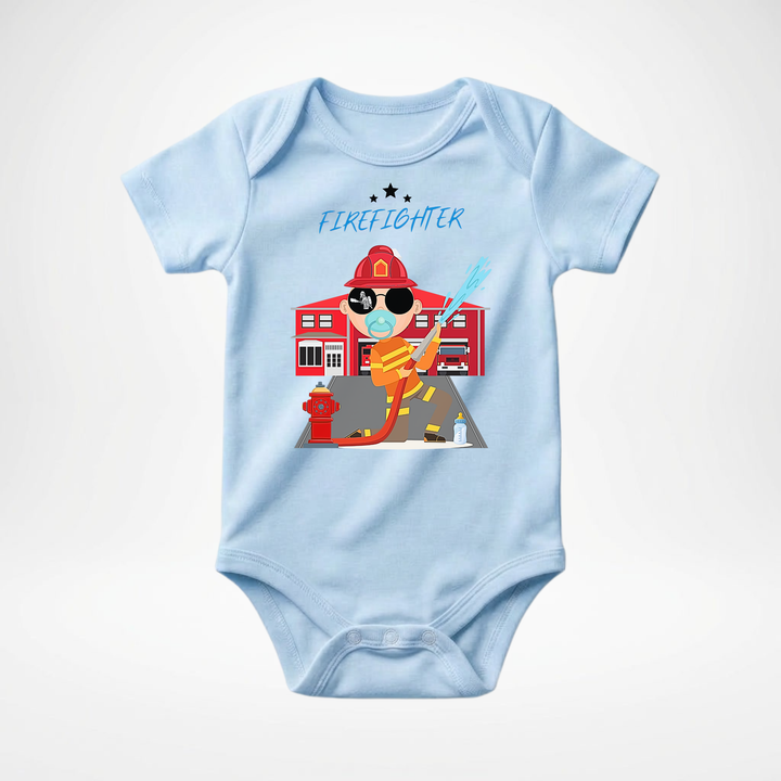 Hellblauer Baby Body kurzarm für Jungs mit Feuerwehr- Motiv, cooler Babybody aus Baumwolle mit Firefighter- Design der Baby-&amp; Kleinkind- Marke TIMMY &amp; MIMMY