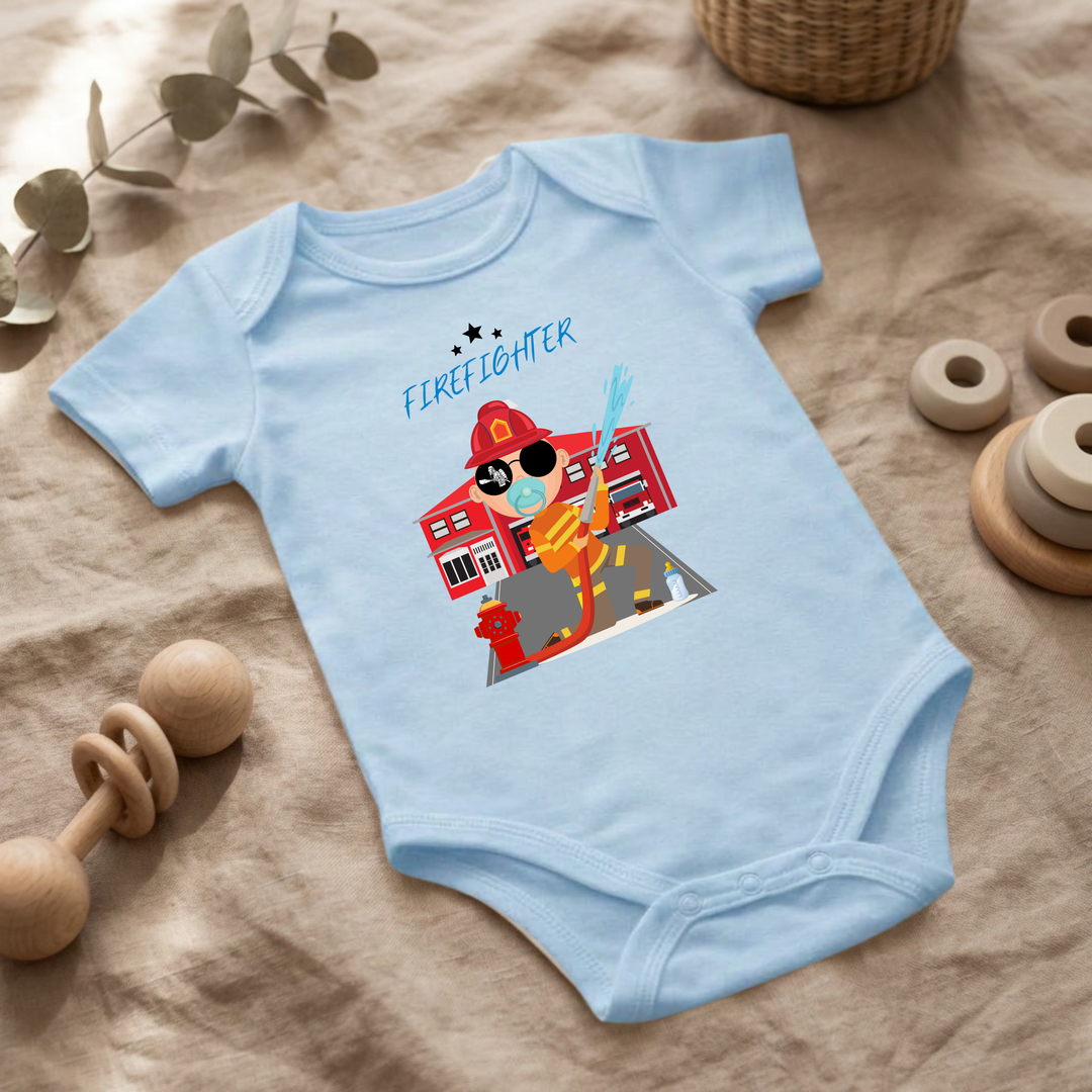 Hellblauer Baby Body für Jungs mit Feuerwehr- Design im Flat Lay, Baby Kleidung mit Firefighter- Motiv, Geschenkidee für Babys von der Baby und Kleinkind- Brand TIMMY &amp; MIMMY