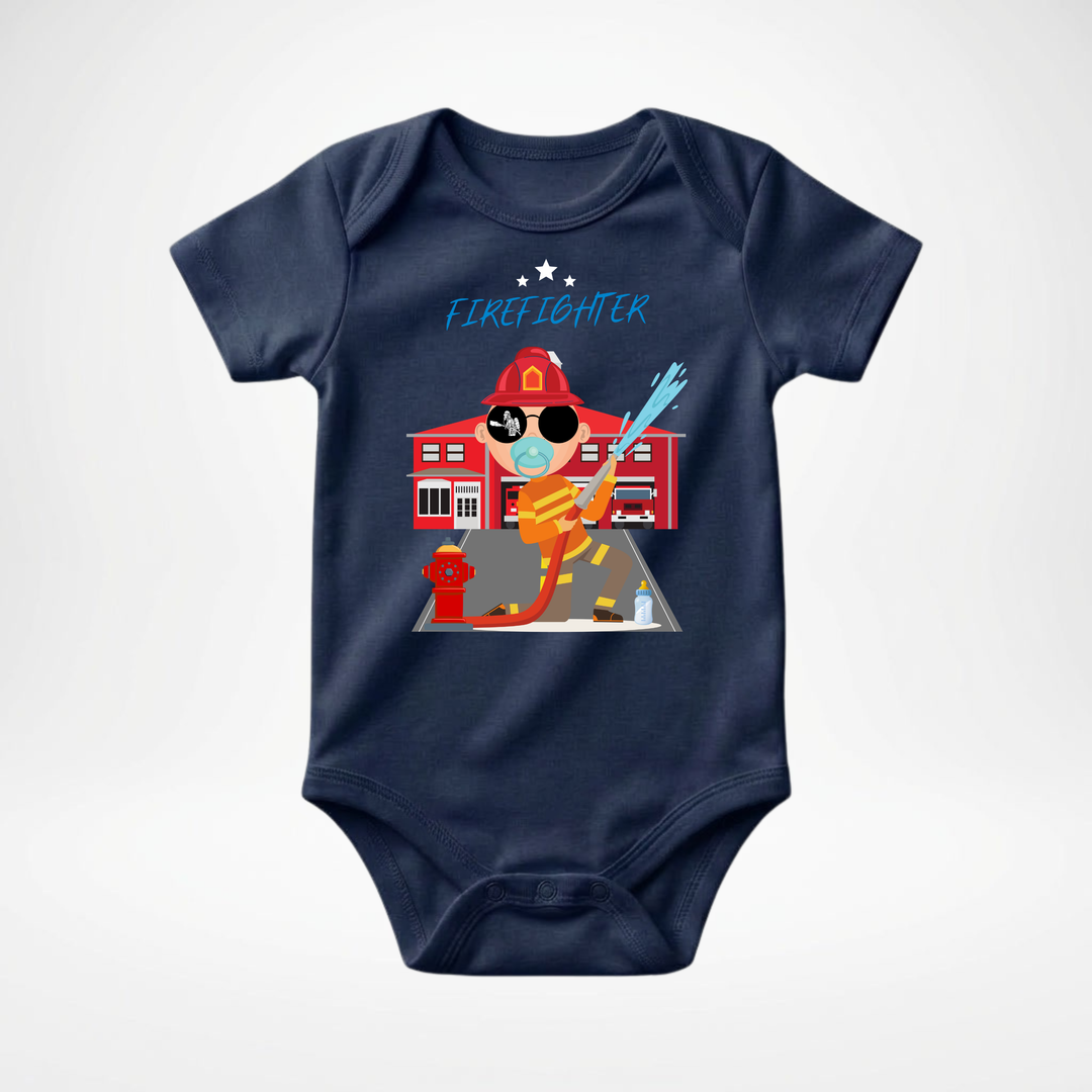Navy blauer Baby Body kurzarm für Jungs mit Feuerwehr- Motiv, cooler Babybody aus Baumwolle mit Firefighter- Design der Baby-&amp; Kleinkind- Marke TIMMY &amp; MIMMY