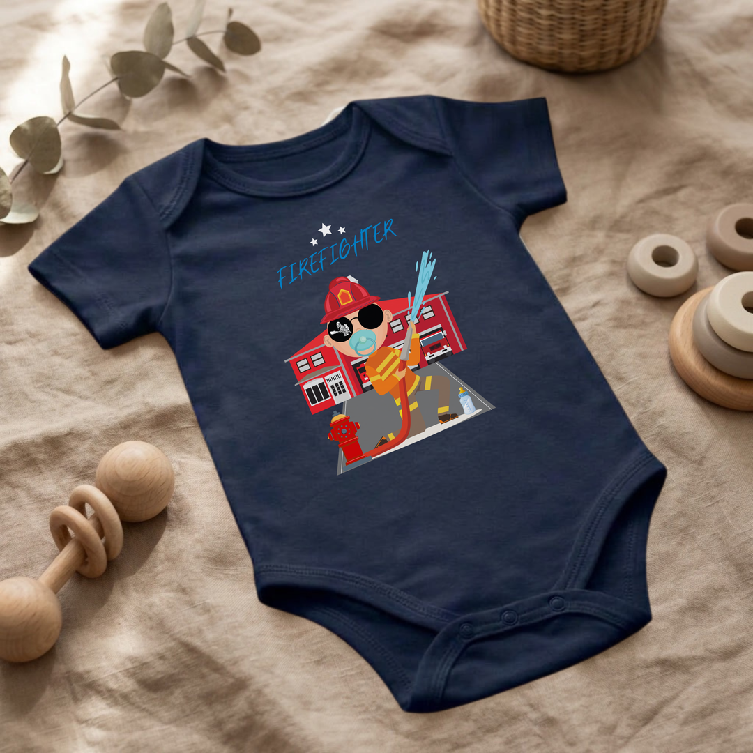 Navy blauer Baby Body für Jungs mit Feuerwehr- Design im Flat Lay, Baby Kleidung mit Firefighter- Motiv, Geschenkidee für Babys von der Baby und Kleinkind- Brand TIMMY &amp; MIMMY