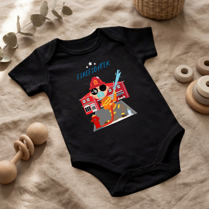 Schwarzer Baby Body für Jungs mit Feuerwehr- Design im Flat Lay, Baby Kleidung mit Firefighter- Motiv, Geschenkidee für Babys von der Baby und Kleinkind- Brand TIMMY &amp; MIMMY