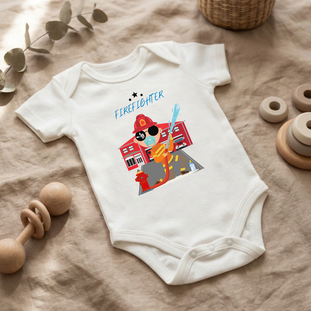 Weißer Baby Body für Jungs mit Feuerwehr- Design im Flat Lay, Baby Kleidung mit Firefighter- Motiv, Geschenkidee für Babys von der Baby und Kleinkind- Brand TIMMY &amp; MIMMY