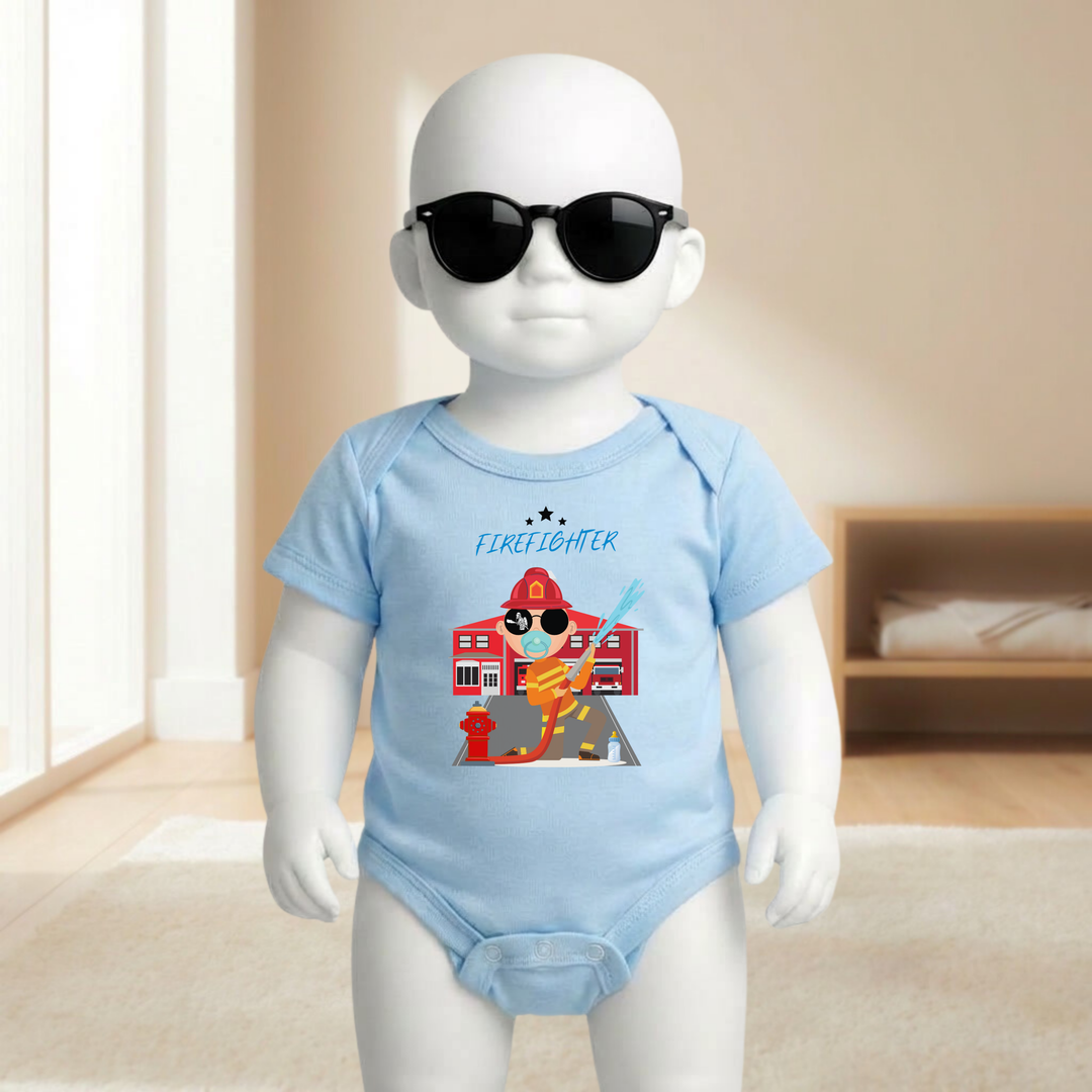 Baby Body hellblau für Jungs mit Firefighter- Motiv am Baby- Mannequin getragen, stylischer Babybody mit Feuerwehr- Design für kleine Draufgänger von der Baby- und Kindermarke TIMMY &amp; MIMMY