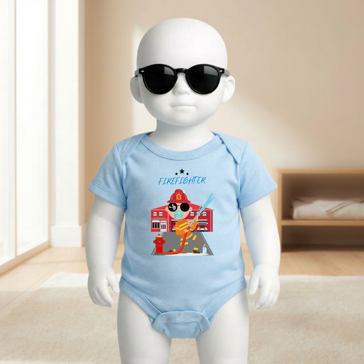 Baby Body hellblau für Jungs mit Firefighter- Motiv am Baby- Mannequin getragen, stylischer Babybody mit Feuerwehr- Design für kleine Draufgänger von der Baby- und Kindermarke TIMMY &amp; MIMMY