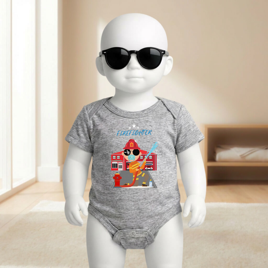 Baby Body hellgrau für Jungs mit Firefighter- Motiv am Baby- Mannequin getragen, stylischer Babybody mit Feuerwehr- Design für kleine Draufgänger von der Baby- und Kindermarke TIMMY &amp; MIMMY