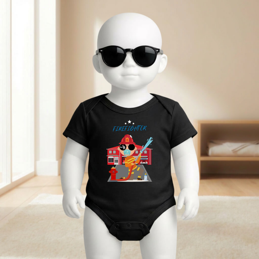 Baby Body schwarz für Jungs mit Firefighter- Motiv am Baby- Mannequin getragen, stylischer Babybody mit Feuerwehr- Design für kleine Draufgänger von der Baby- und Kindermarke TIMMY &amp; MIMMY