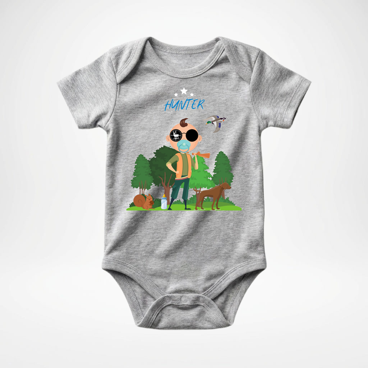 Hellgrauer Baby Body kurzarm für Jungs mit Hunter Motiv, cooler Babybody aus Baumwolle mit Wald und Tier Design der Baby-&amp; Kleinkind- Marke TIMMY &amp; MIMMY