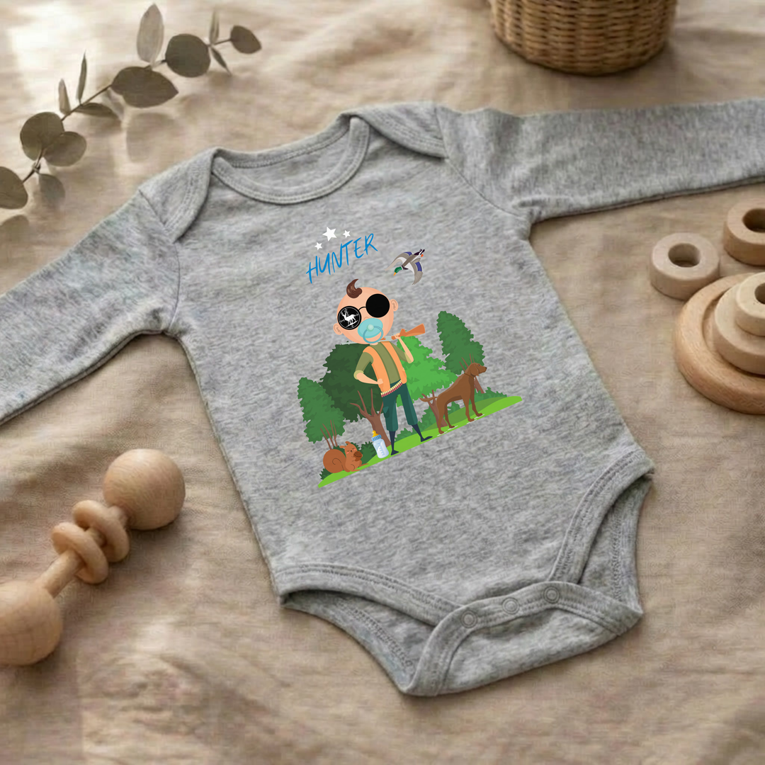 Hellgrauer Baby Body langarm für Jungs im Flat Lay mit Hunter Design, Baby Kleidung für Herbst und Winter mit Jagd- und Naturmotiv und Tieren von TIMMY &amp; MIMMY
