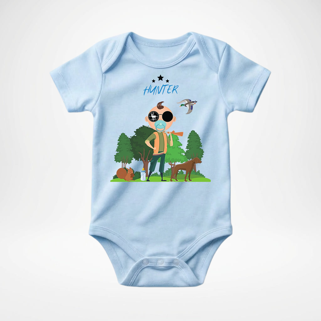 Hellblauer Baby Body kurzarm für Jungs mit Hunter Motiv, cooler Babybody aus Baumwolle mit Wald und Tier Design der Baby-&amp; Kleinkind- Marke TIMMY &amp; MIMMY