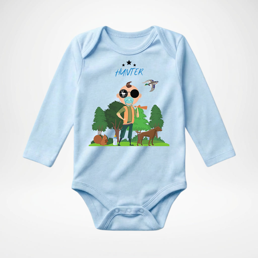 Hellblauer Baby Body langarm für Jungs mit Hunter Motiv, hochwertiger Babybody aus Baumwolle mit Wald und Tier Design von TIMMY &amp; MIMMY